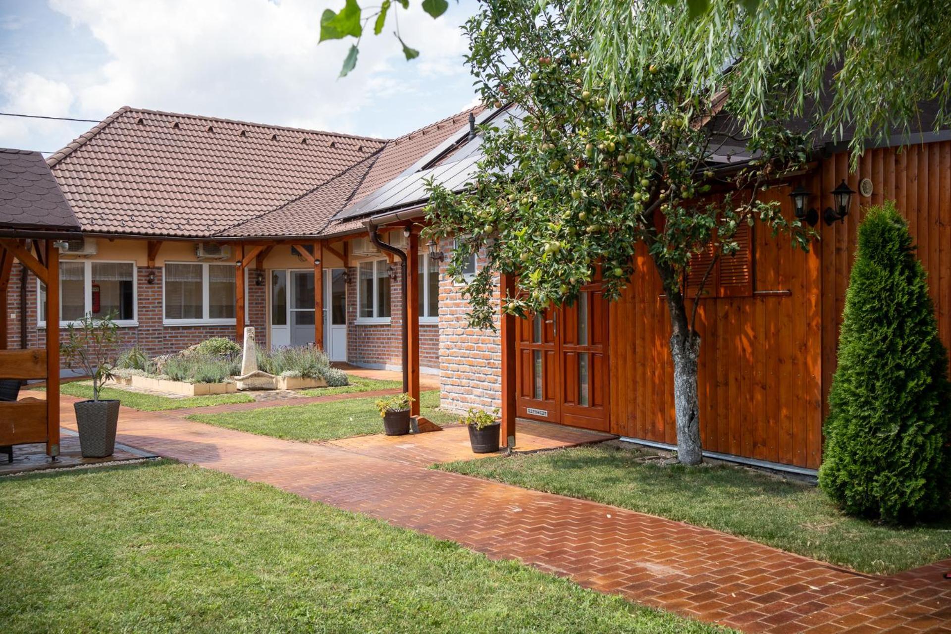 Holiday Apartmanhaz Дьюла Экстерьер фото